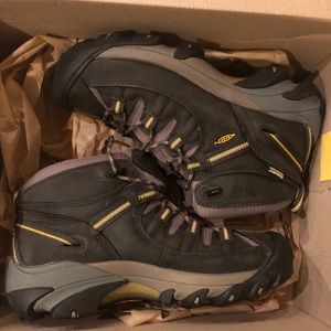Keen boots